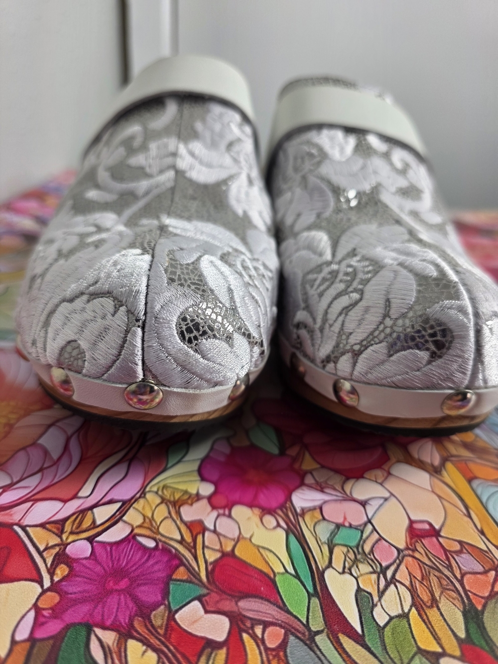 Johnny Was Women Silver Floral Embroidered Slip-On Mules Size 40 - Picture 4 of 5
